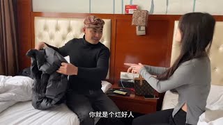 一山难容二虎，拐哥左右为难，夹在中间很受气，不知道怎么处理