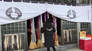 佐渡宇賀神社、2020年初詣。毎年のお正月必ずお詣りに行きます。今年初めて石階段を数えてみました。596段でした。偶然、1人のお婆ちゃんとすれ違って、挨拶して、お婆ちゃんが杖で階段降りて行きました。