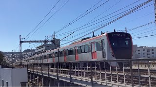 都営浅草線01T特急京成高砂行き5502-8と都営浅草線33T特急三崎口行き5527-1、京急線17デト11〜12形、普通浦賀行き1501-1、神奈中バス船08大船駅行きよ59、線路故障の表示！