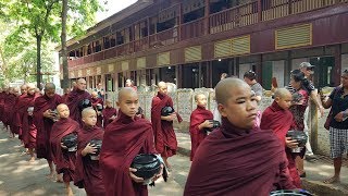 Viendo comer a los monjes en el Monasterio de Amarapura (Myanmar-Birmania)