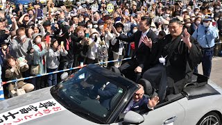 尊富士凱旋パレード、市民ら祝福　青森県五所川原市