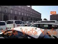 sciopero tassisti a napoli centinaia di auto occupano piazza del plebiscito