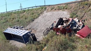 Ушёл от столкновения с автоледи: под Волгоградом в кювет опрокинулся грузовик