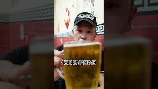 青岛藏在胡同里的啤酒屋，老板娘还会自制臭鸭蛋 #啤酒  #日常