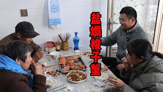 370买了10只梭子蟹，配14斤盐，做盐焗梭子蟹，味道真鲜美