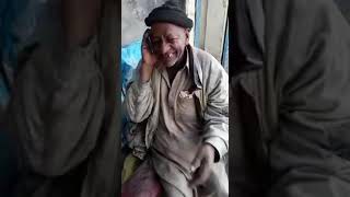 Kashmiri chacha larki sey baat kartey huwey