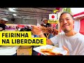 Um japonês conhecendo a feirinha do Bairro da Liberdade