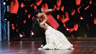 Sridevi's Daughter Jhanvi Kapoor And Ishaan Khatter's Romantic Dance On Dhadak Song