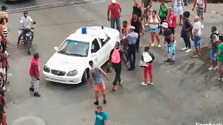 ULTIMA HORA CUBA : INSPECTORES Y POLICIAS MUELEN A TRABAJADOR Y EL PUEBLO LE ROBA LA MERCANCIA