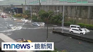 高雄市一夜暴雨　上班族卡淹水車陣「動彈不得」｜#鏡新聞