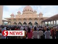 Umat ​​Islam di seluruh negeri mengawali perayaan Idul Fitri dengan salat