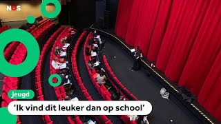 Middelbare scholen weer open: lessen in kerken en theater