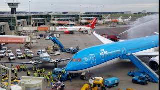 Watersaluut Schiphol aan koning Willem-Alexander