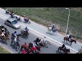 cavalgada da serra percorrendo pelas ruas de araruna e zona rural . imagem de drone