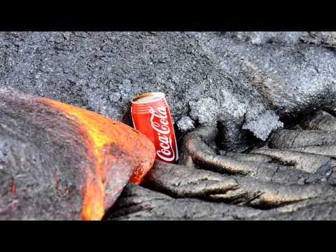Lata de Coca-Cola sendo devorada pela lava do vulcão