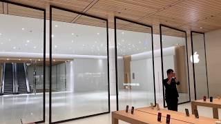 Apple Store 信義 A13 地下室玻璃門，超炫旋轉開啟。