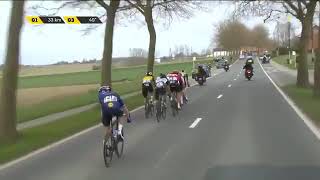 Sam Bennett acaba vomitando sobre la bici tras varios ataques de Eout van Aert