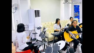 မင်မင်တို့ Guitar Class မှ ကျောင်းသားများ အပျော်လေးတီးဖြစ်ကြတဲ့(မျက်နှာ)သီချင်းလေးပါရှင့် 🥰