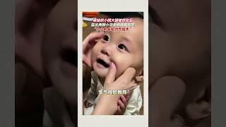 社会百态 | 萌娃抓小姨大腿被抓包后露出两颗小乳牙卖萌缓解尴尬～