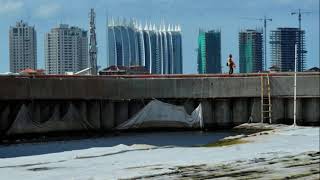 Jakarta versinkt. Eine Stadt gräbt sich selbst das Wasser ab