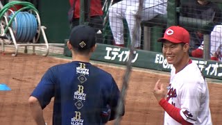 2024年5月28日　対オリックス交流戦　西川選手と坂倉選手の談笑する姿が微笑ましい