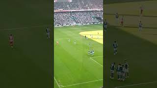 Werder Bremen - Mainz 05 - - das 4:0 durch Justin Njinmah und das Weserstadion steht Kopf