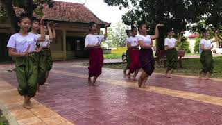 របាំនារីជាជួរ (Neary Chea Chour Dance) សម្តែងដោយសិស្សរបាំវិទ្យាល័យហ៊ុនសែនស្វាយជ្រំ