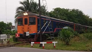 ขบวนรถท้องถิ่นที่415 ขณะเข้าจอดสถานีรถไฟชุมทางถนนจิระ พ่วง6คันคับวันนี้ในวันแห่เทียน