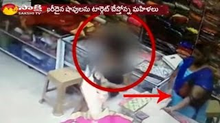 Women gang robbed Sarees Worth rs 2 Lakh at Somajiguda in Hyderabad - CCTV Footage