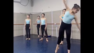 Pretty Chinese Dancers' Flexibility and Grace 可爱的中国舞者的柔韧性和优雅