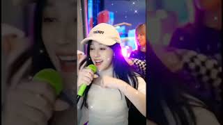 唐艺有了猴哥和肥肥在后面助力，唱得热闹#shorts #tiktok