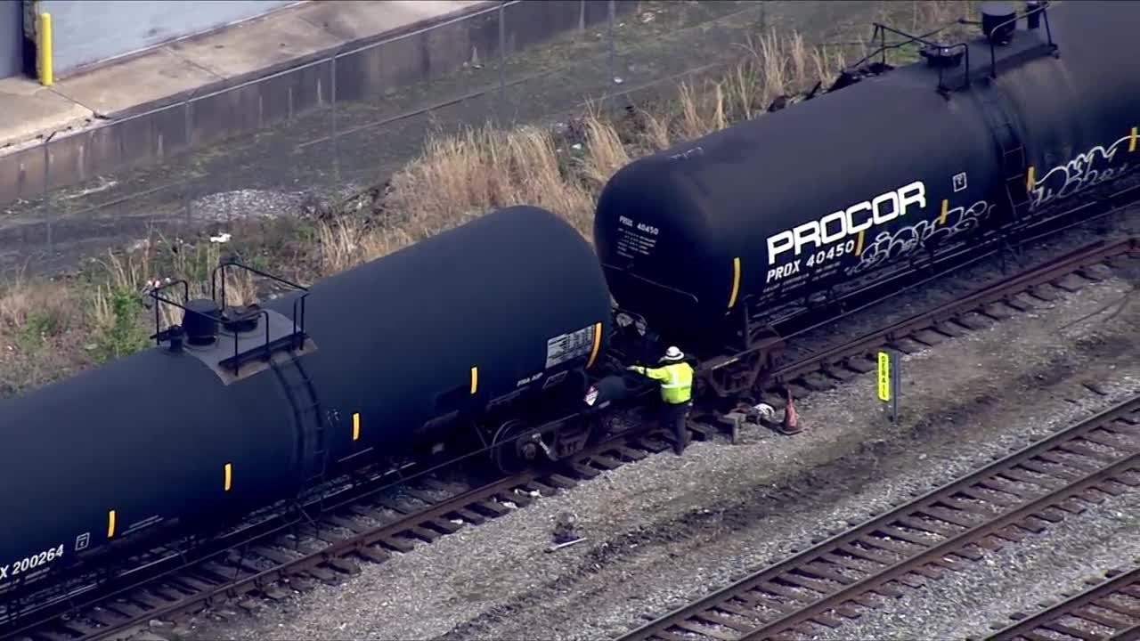 Cranes Upright Derailed CSX Train Cars In Baltimore - YouTube