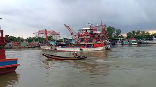 แม่น้ำปัตตานี กับ เรือประมง กลับจากหาปลา ทะเบอ่าวไทย ตอนค่ำๆ