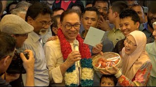 Anwar Ibrahim walks free, says won't join cabinet any time soon