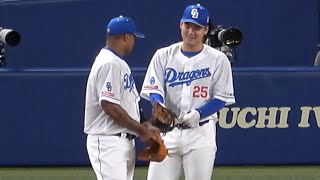 石川昂弥とグラブを交換したり話を聞いたりするファーストの大先輩ビシエド (2023/06/02)