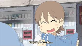 Nichijou #16: Mio, policia, soborno, yaoi, masacre y cabra.