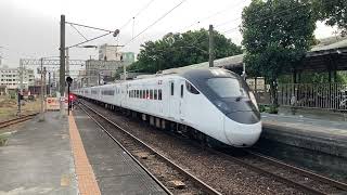 EMU3000 146次自強號(Tze-Chiang)特仕車(EMU3230)交會EMU500 3721次區間車(Local Train)