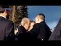 Felipe VI abraza al rey emérito Juan Carlos I en el entierro de Constantino de Grecia