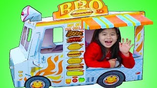 Jannie Pretend Play with GIANT BBQ Food & Ice Cream Truck