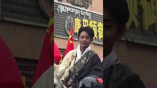 【2024.07.29】Tenzin is riding horse on the streets of Litang County 丁真骑马理塘县城巡游 ——丁真格哇直播间(不完整)