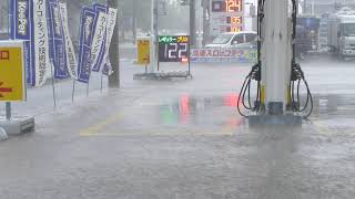 土砂降りの雨、ガソリンスタンドで雨宿り