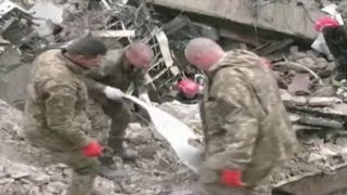 Ukraine soldiers looking for friends in the rubble of the building!!!