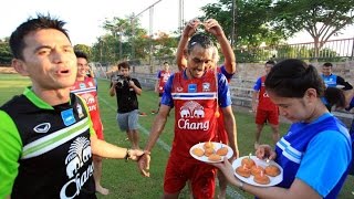 MTUTD.TV ทีมชาติทั้งชุดซีเกมส์และชุดใหญ่ร่วมอวยพรวันเกิดพี่มุ้ย ในวันที่ 6 มิ ย ที่ผ่านมา