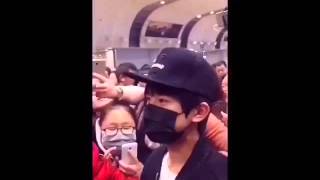 【TFBOYS易烊千璽】151220 北京机场接机 你真的太温柔了，即使拥挤也有淡淡的温暖笑意_Dịch Dương Thiên Tỉ