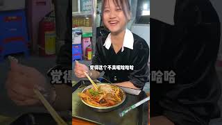 摆地摊坚持真材实料做螺蛳粉好味道，南宁美女专程来到柳州吃螺蛳粉，为了是柳州辣椒香！ 美食 螺蛳粉 双十一