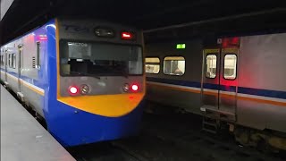 2233次瑞芳發車經由山線開往嘉義的EMU703+EMU704阿福號區間車，和4208次樹林發車經由宜蘭線開往蘇澳的EMU710+EMU709阿福號區間車