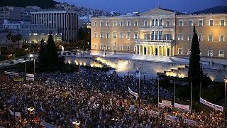 Χιλιάδες πολίτες συγκεντρώθηκαν στο Σύνταγμα για να στείλουν μήνυμα κατά της λιτότητας