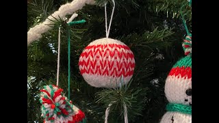 Kerstworkshop. Gestreepte kerstbal met de breimolen