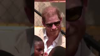Prince Harry & Meghan have a boogie during their visit to a basketball camp in Nigeria 🕺🪩