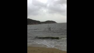 WINDSURFING好手在8 號風球剛除下的長洲東灣泳灘 (29/9/2011)